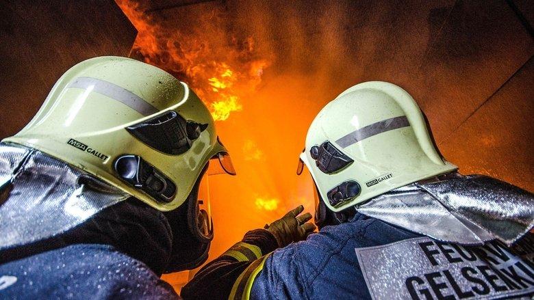 Feuer & Flamme – Mit Feuerwehrmännern im Einsatz image