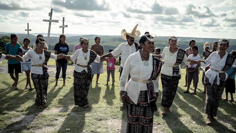 Women from Rote Island image