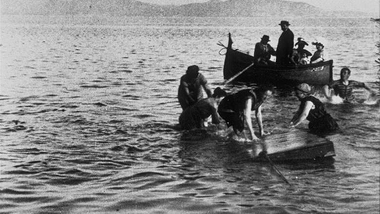 Radeau avec baigneurs image